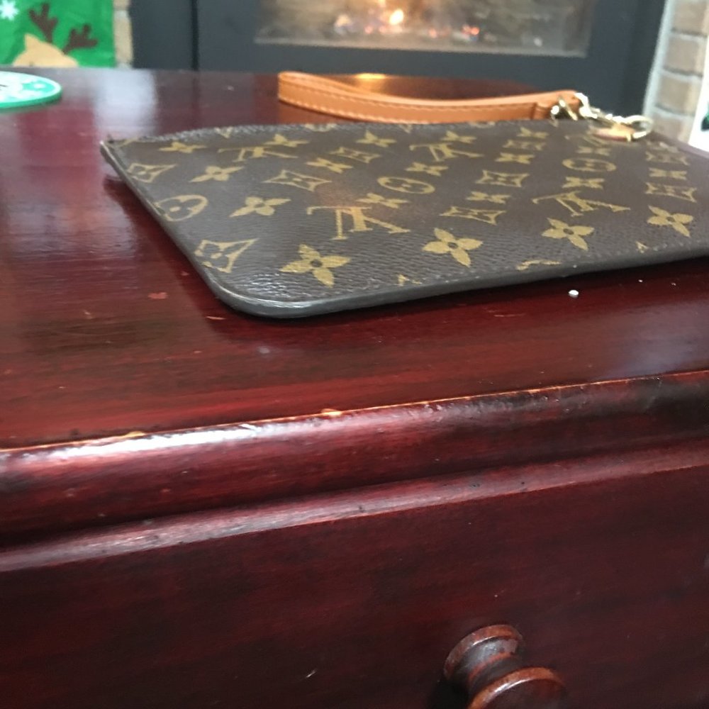 Authentic Louis Vuitton Neverfull GM Clutch Pivione - Picture 6 of 9